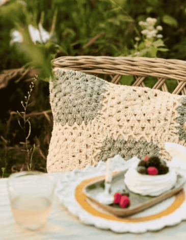 FUNDA COJÍN DE GANCHILLO CREMA/VERDE