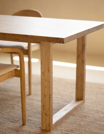 MESA DE COMEDOR DE MADERA MACIZA EN TONO ROBLE MED