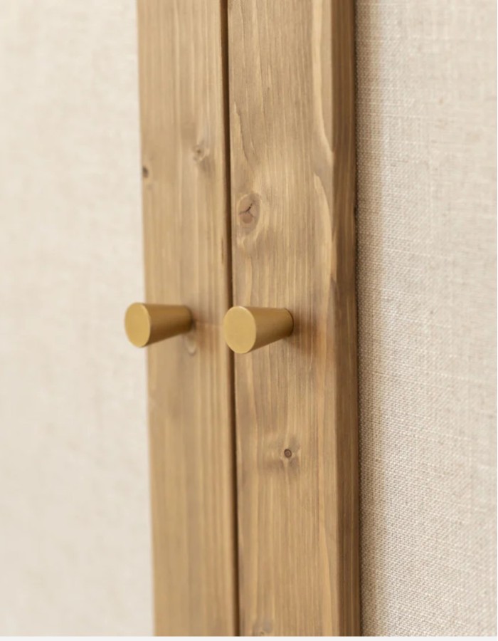 ARMARIO DE MADERA MACIZA Y TEJIDO DE LINO EN TONO 