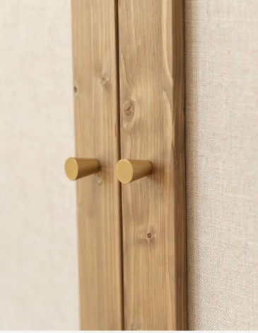 ARMARIO DE MADERA MACIZA Y TEJIDO DE LINO EN TONO 