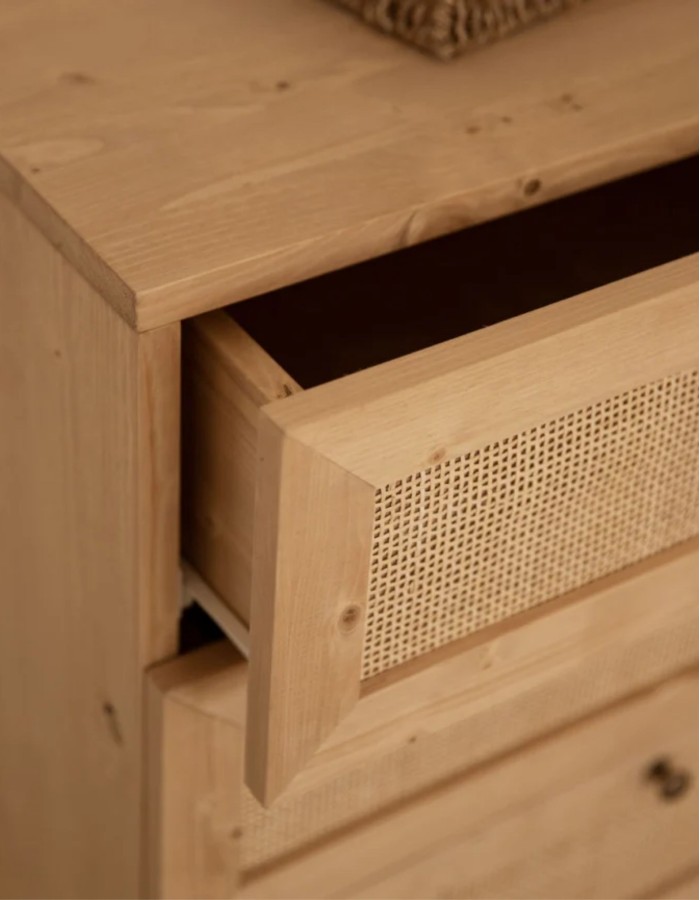 CÓMODA DE MADERA MACIZA Y RAFIA 6 CAJONES EN TONO 