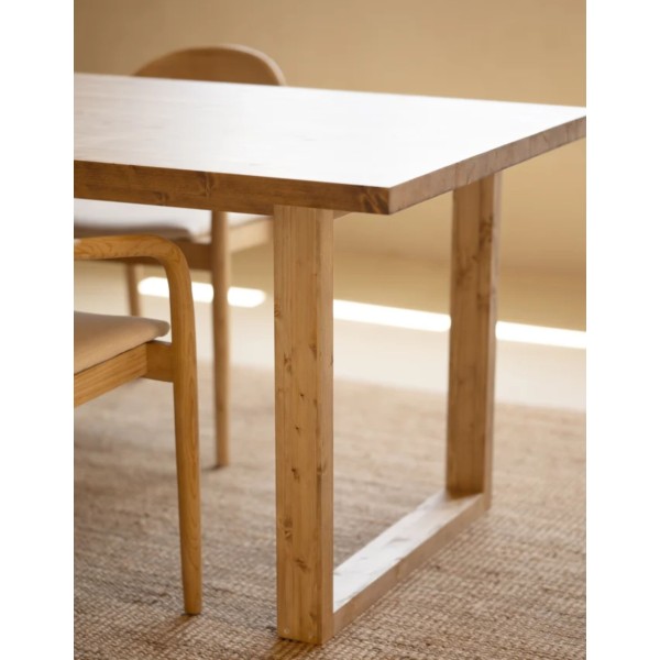 MESA DE COMEDOR DE MADERA MACIZA EN TONO ROBLE MED